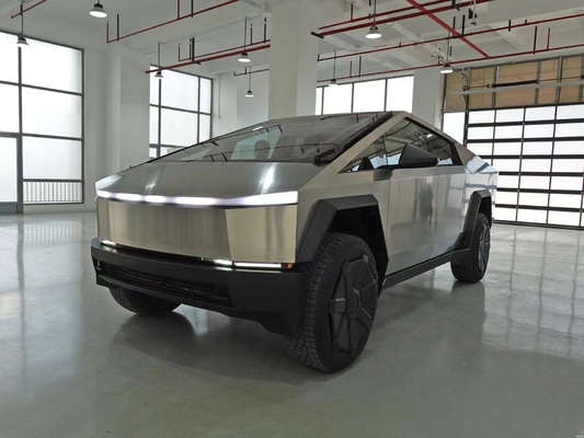 Camion électrique tout-terrain Silver Tesla Cyber avec carrosserie en acier et vitesse maximale de 180 km/h