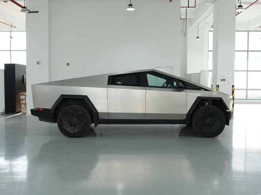 Camion électrique tout-terrain Silver Tesla Cyber avec carrosserie en acier et vitesse maximale de 180 km/h