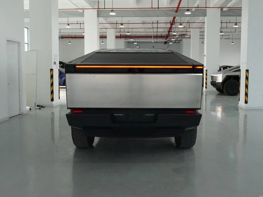 Camion électrique tout-terrain Silver Tesla Cyber avec carrosserie en acier et vitesse maximale de 180 km/h
