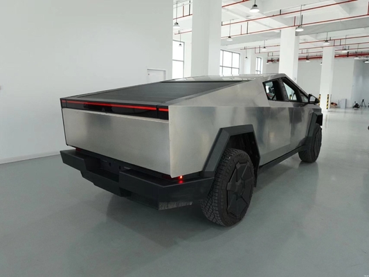 Camion électrique tout-terrain Silver Tesla Cyber avec carrosserie en acier et vitesse maximale de 180 km/h