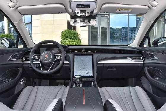 Une berline chinoise de taille moyenne à grande HongQi H5 avec une capacité de moteur de 4,1 à 6 litres et une forte demande