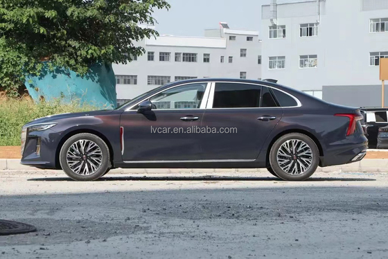 Une berline chinoise de taille moyenne à grande HongQi H5 avec une capacité de moteur de 4,1 à 6 litres et une forte demande