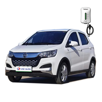 La voiture électrique de 2024 dans un véhicule à quatre roues adulte à basse vitesse avec une autonomie de croisière de 200 km