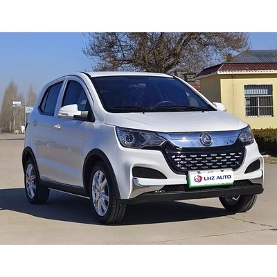La voiture électrique de 2024 dans un véhicule à quatre roues adulte à basse vitesse avec une autonomie de croisière de 200 km