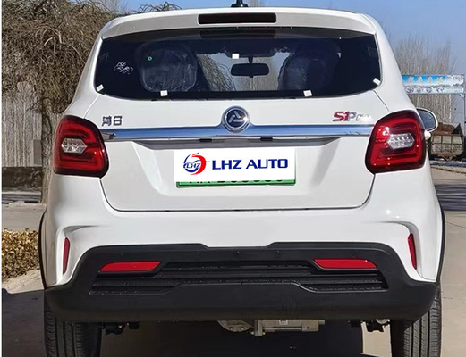 La voiture électrique de 2024 dans un véhicule à quatre roues adulte à basse vitesse avec une autonomie de croisière de 200 km