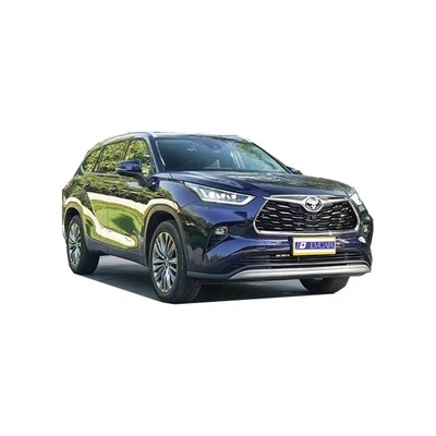 Highlander Toyota est un SUV hybride multifonction rouge standard turbo noir