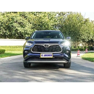 Highlander Toyota est un SUV hybride multifonction rouge standard turbo noir