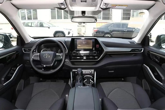 Highlander Toyota est un SUV hybride multifonction rouge standard turbo noir