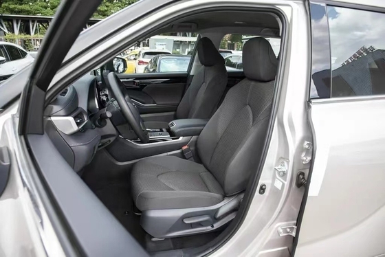 Highlander Toyota est un SUV hybride multifonction rouge standard turbo noir