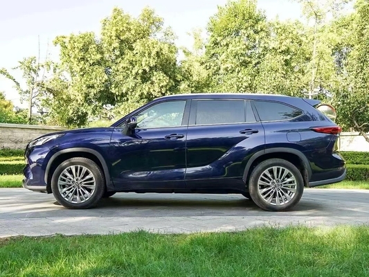 Highlander Toyota est un SUV hybride multifonction rouge standard turbo noir