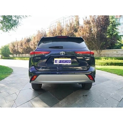 Highlander Toyota est un SUV hybride multifonction rouge standard turbo noir