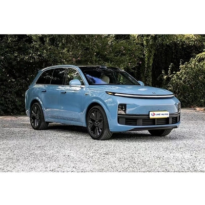 Le grand SUV de LiL8 pour ménage. Rétroviseur électrique réglable.