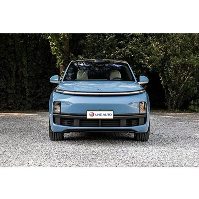 Le grand SUV de LiL8 pour ménage. Rétroviseur électrique réglable.