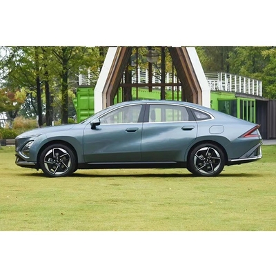Longue portée batterie au lithium Wuling Starlight Hybrid Sedan Classe A 5 sièges Véhicule à énergie