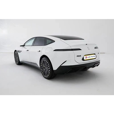 Une voiture intelligente électrique avec une autonomie de 650 km et une technologie de luxe.