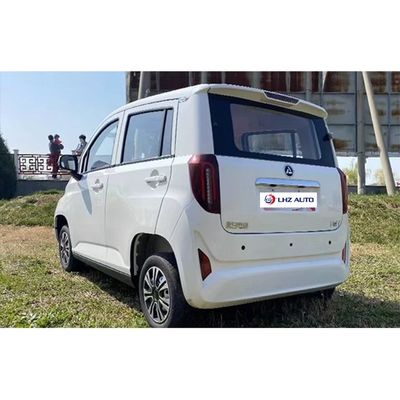 Un véhicule électrique à quatre roues populaire en 2024 avec une autonomie de 200 km et cinq places.