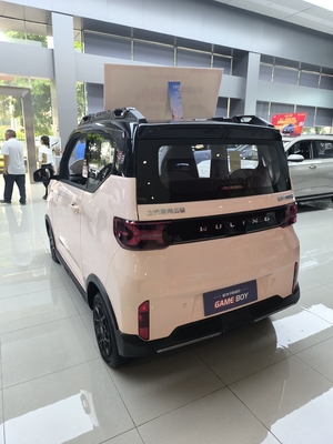 Volant gauche Wuling Mini voiture électrique avec vitesse maximale de 100 km/h et 4 sièges 120km