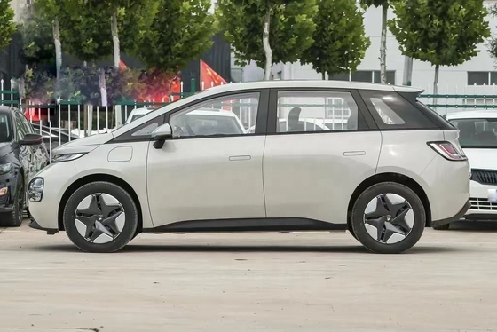 Volant gauche Wuling Baojun Hatchback populaire et abordable à cinq portes et cinq places